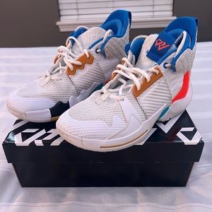 Youth Jordan Why Not Zer0.2 GS “OKC Home”Basketball Shoes (Size 6.5Y)